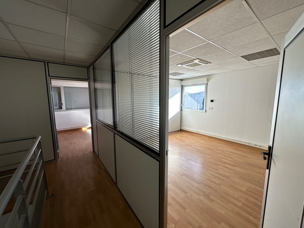   Dpt Rhône (69), à louer DECINES CHARPIEU Entrepots et Bureaux - Plain pied de 662M2, soit 522m2 d'entrepôt et 140m2 de bureaux Decines charpieu