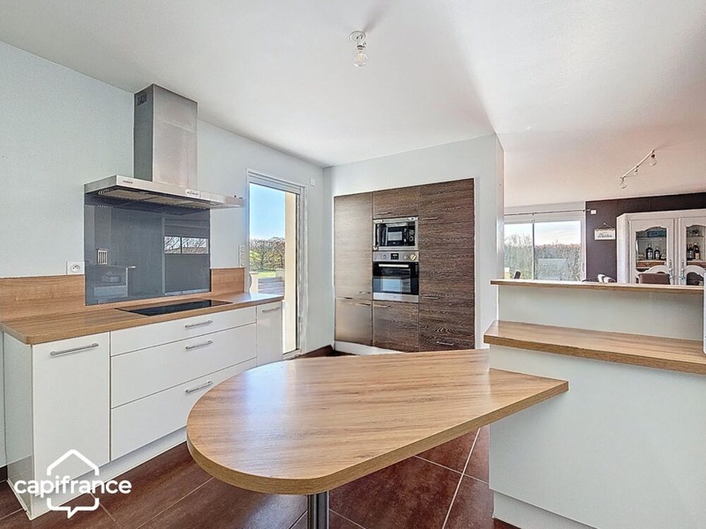 Maison de plain-pied 121 m²  3 chambres  3 garages (87m²)  terrain clos 1 454 m²  Boussais (79) proche Airvault