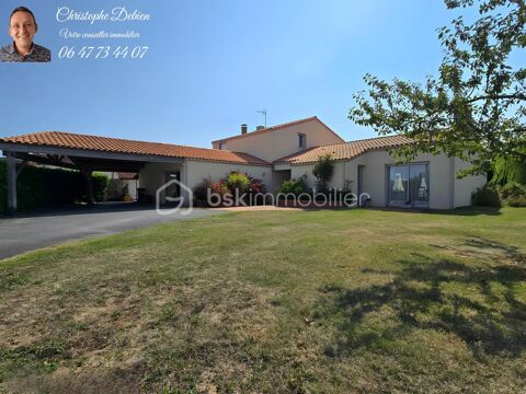   SAINT-FULGENT � SPACIEUSE MAISON 211 M� � 4 CHAMBRES � PISCINE COUVERTE CHAUFF�E � BEAU TERRAIN CONSTRUCTIBLE DE 1 321 M� Maison - 6 pi�ce(s) - 211 m�