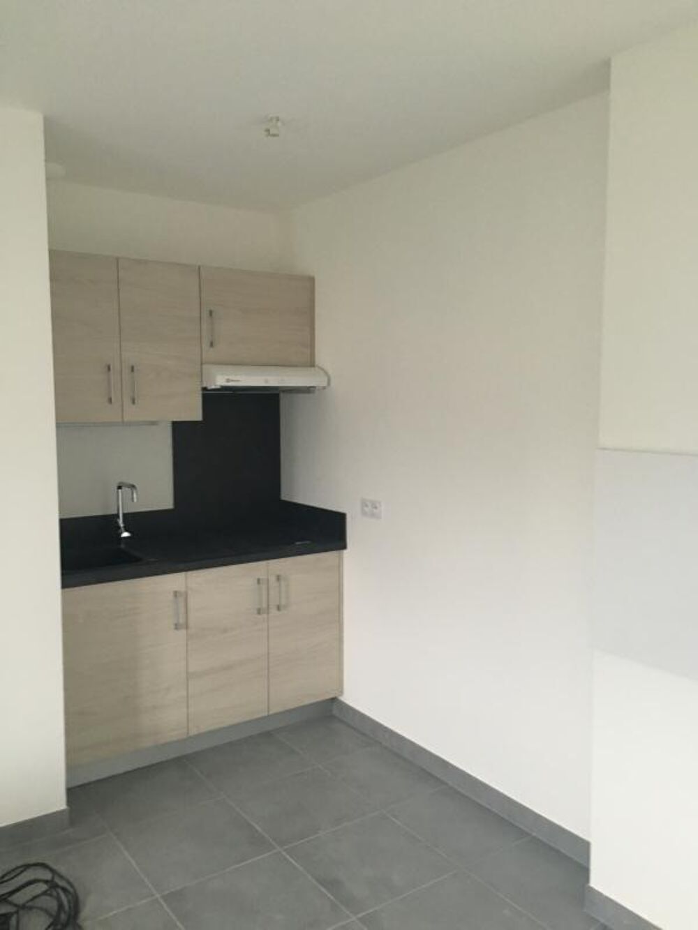 Location Appartement A LOUER T1BIS SUR TOUR DE VILLE EN TRES BON ETAT - PIECE DE VIE AVCE COIN CUISINE SEMI-EQUIPEE - 1 CHAMBRE SEPAREE PAR PORTE COU Villefranche de rouergue
