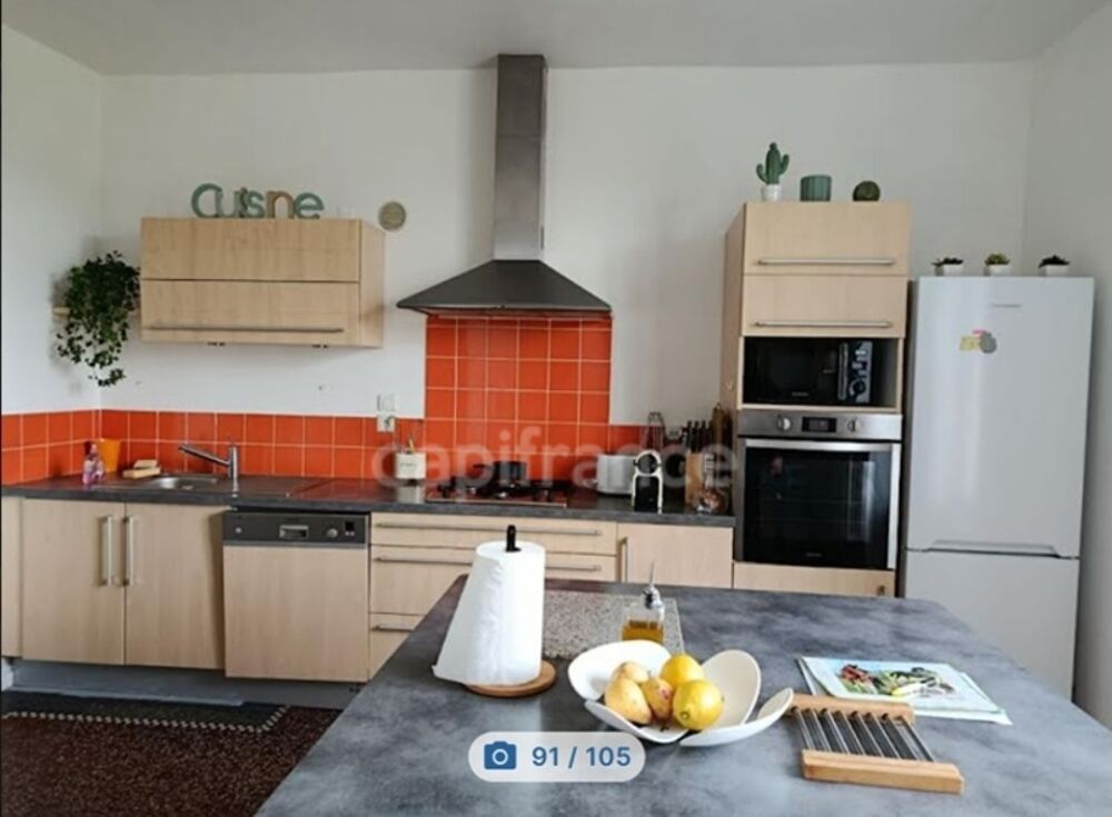 Maison rénovée de 114 m²  3 chambres dont une suite parentale  Terrain clos  Garage  Sous-sol complet  À 10 min à pied du b