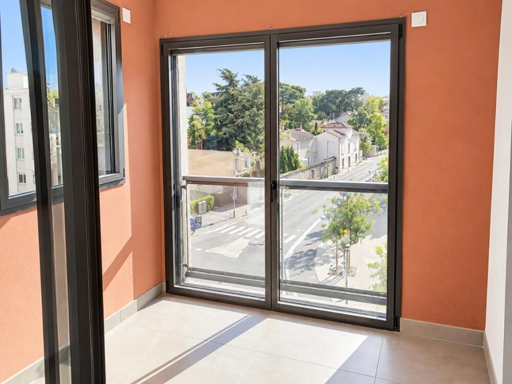 Location Appartement Beau T2 avec parking et véranda  à CALUIRE ET CUIRE Caluire et cuire