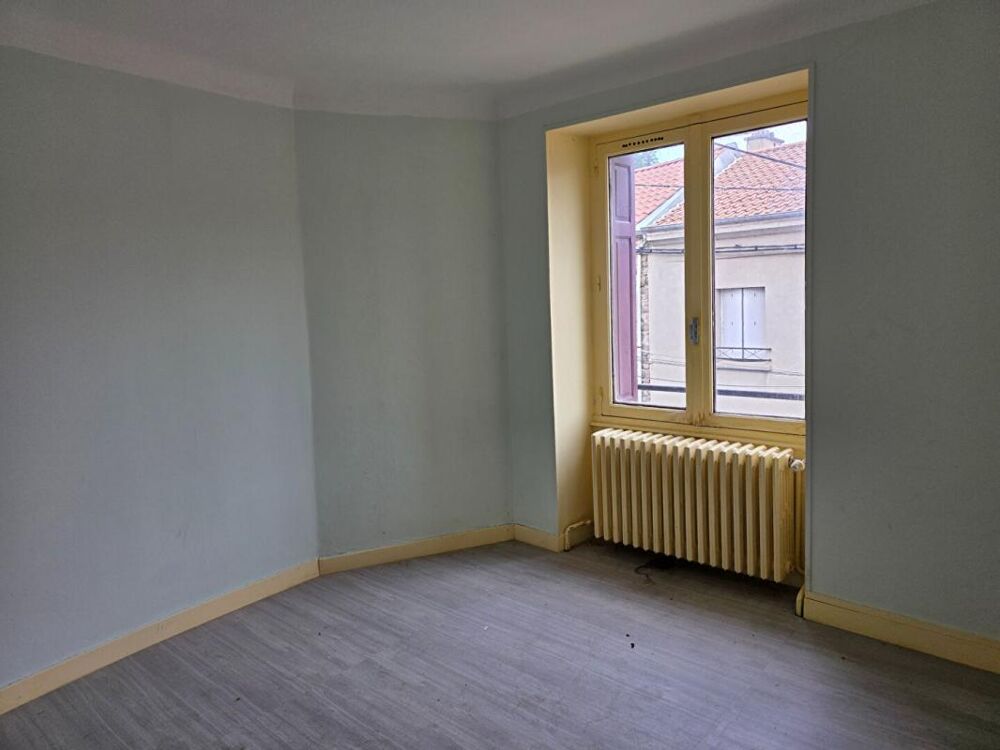 Vente Immeuble Dunières 43220 idéalement situé en plein centre du village proche des commodités Immeuble élevé sur caves sur trois niveaux plus Dunieres