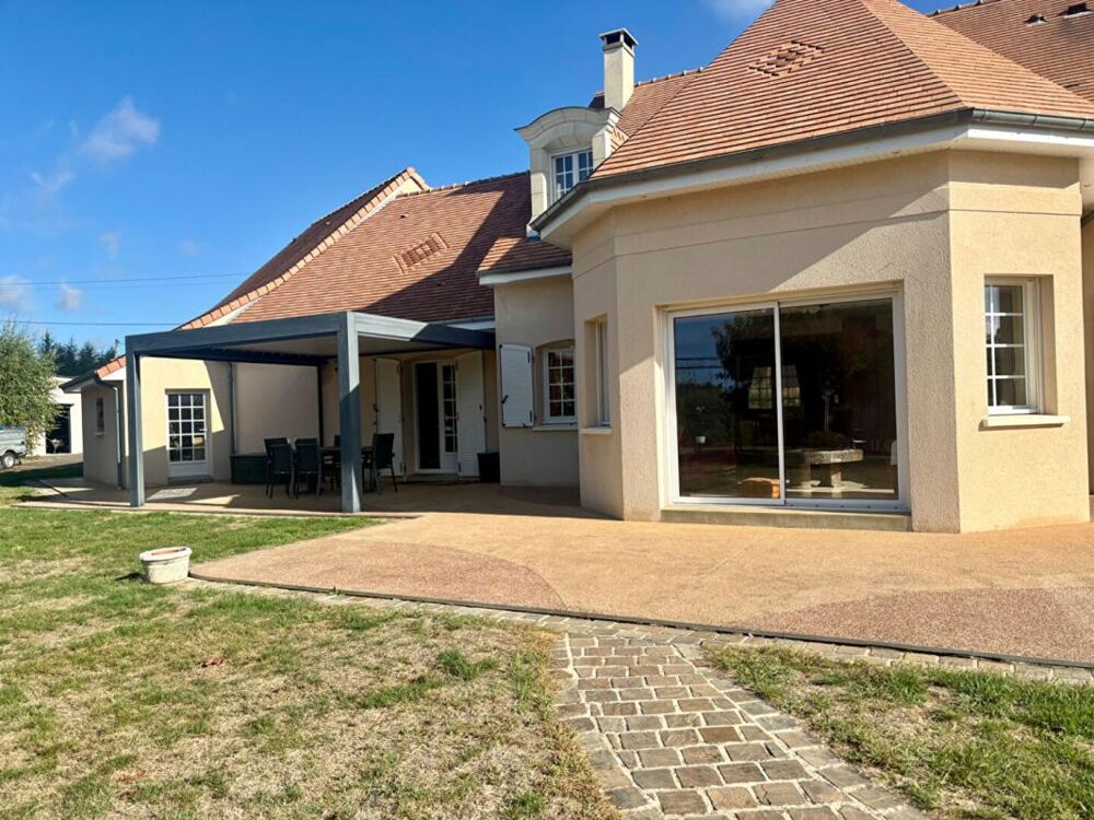 Vente Maison EN EXCLUSIVITÉ  Grande maison de 325 m² avec piscine, double garage et terrain de 4 784 m² La bazoge