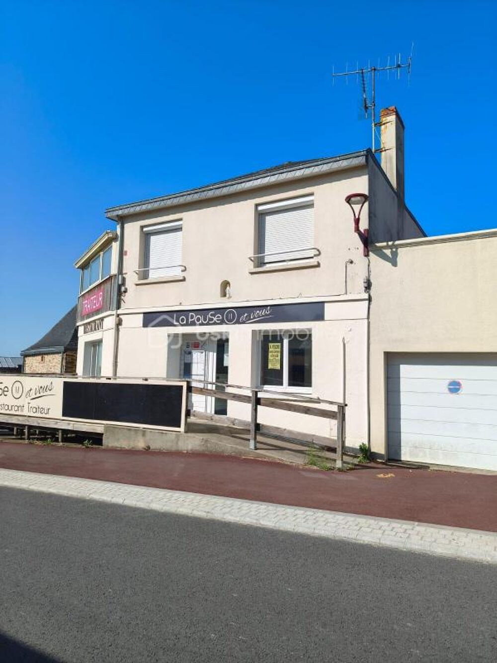 Vente Immeuble Ensemble immobilier avec local commercial, logement et grand garage à argentré Argentre