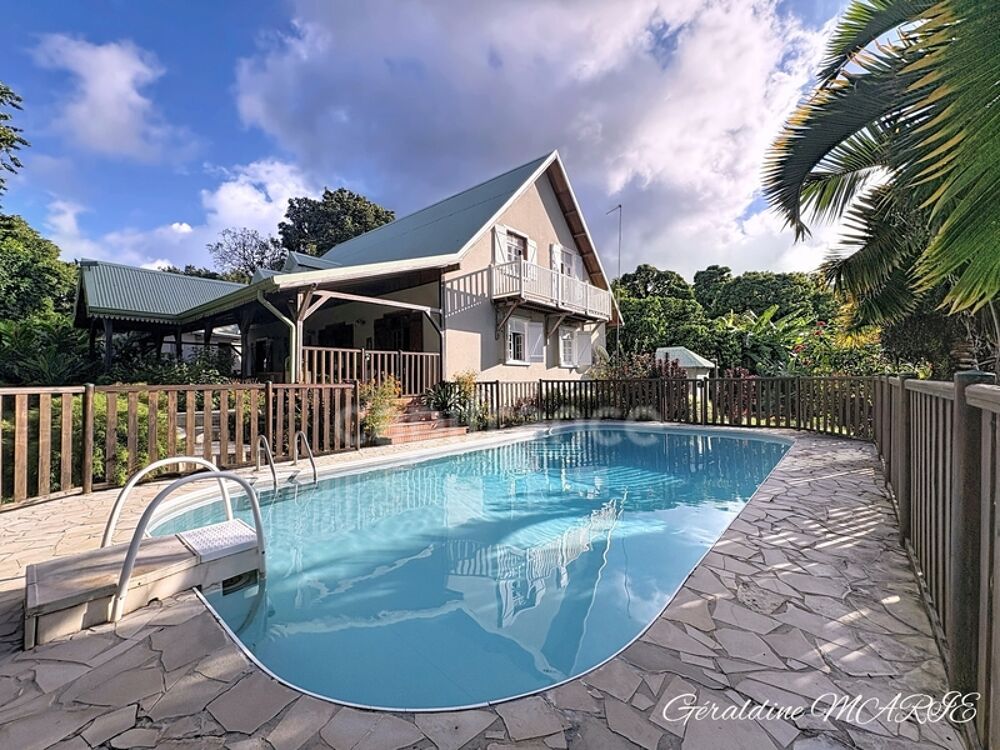 Villa 242 m² avec piscine, T2 loué et terrain de 4 000 m²