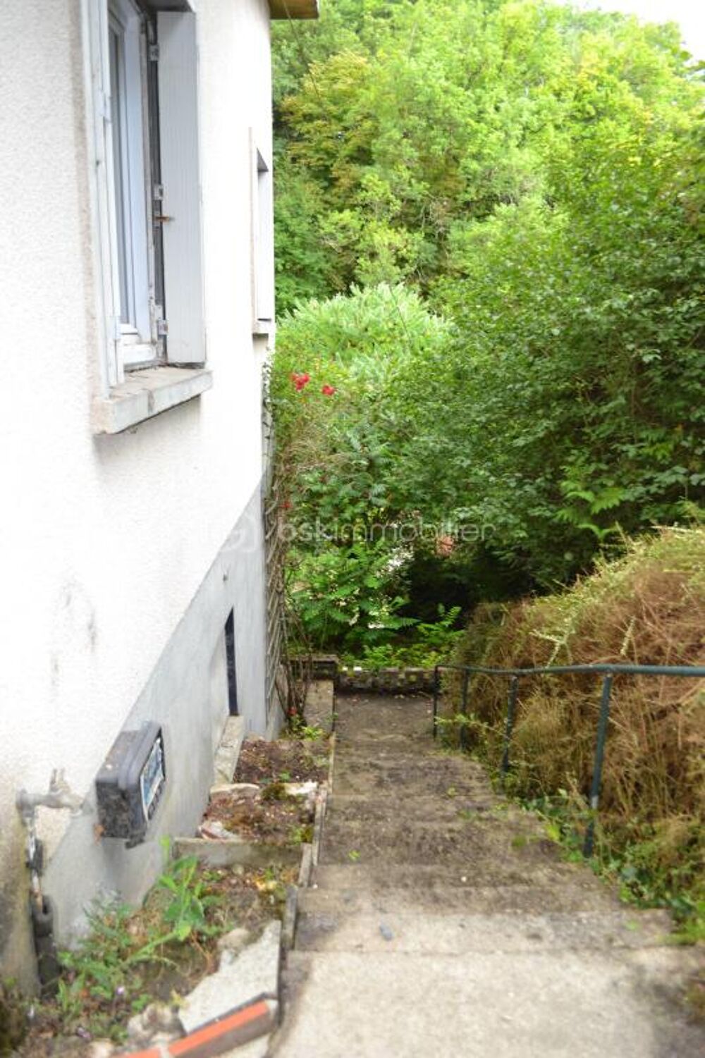 À vendre : Maison élevée sur sous-sol dans un quartier calme et recherché