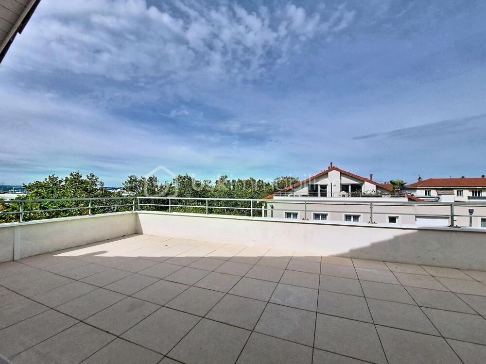 Duplex 4 pièces en dernier étage avec grande terrasse, récent avec garage double  Vénissieux proche Parc de Parilly