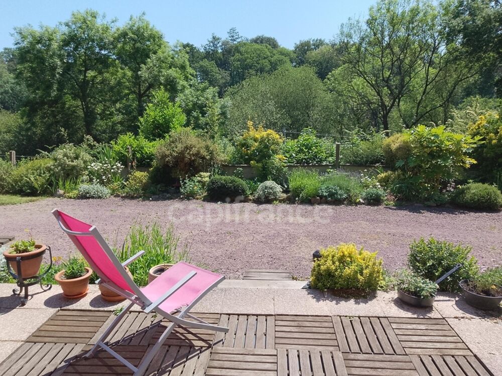 Maison avec écrin de verdure et bois