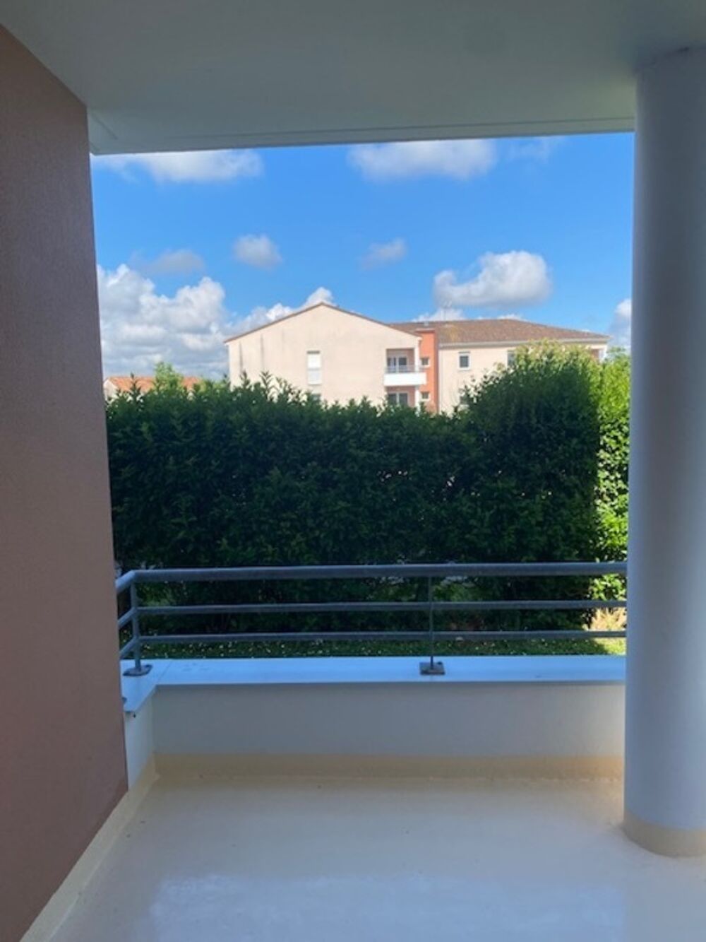 Gond Pontouvre, dans une résidencce au calme entourée d'un parc, appartement de 48 m2 en RDC, avec terrasse couverte et rambarde