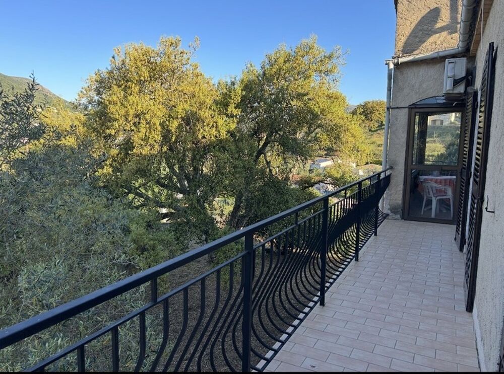 En CORSE, proche AJACCIO, aux portes du village d'AFA, grande maison familiale de 168m2, terrain arborés de 2300 m2