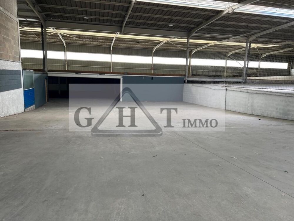   2200 M² ENTREPOT BUREAUX  A VENDRE La ville du bois