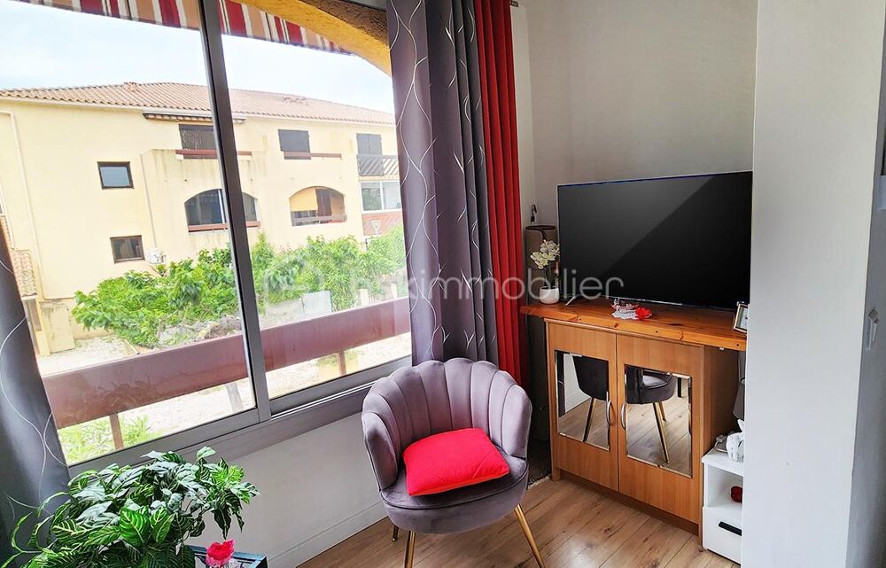 LA LONDE LES MAURES- STUDIO de 19m2 avec LOGGIA + PLACE DE PARKING privative