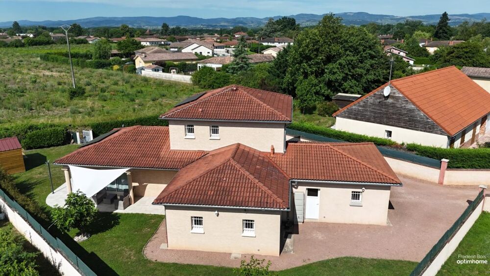 Maison familiale 4 chambres centre Grièges sur joli terrain clos