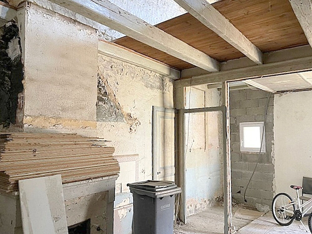 Local à réhabiliter sur 2 niveaux habitation ou commerce 93 m2+ jardin et stationnement