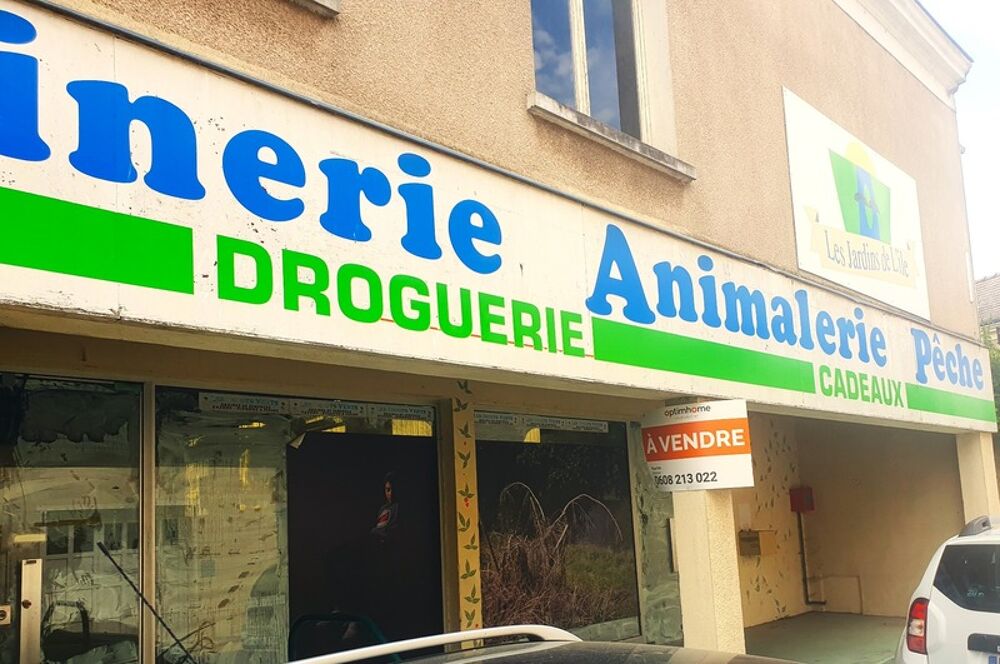   VENTE ou LOCATION - Centre ville de l'Ile Bouchard, beau local d'activité - 310 m² au sol et belle vitrine - Nombreuses possibil 
