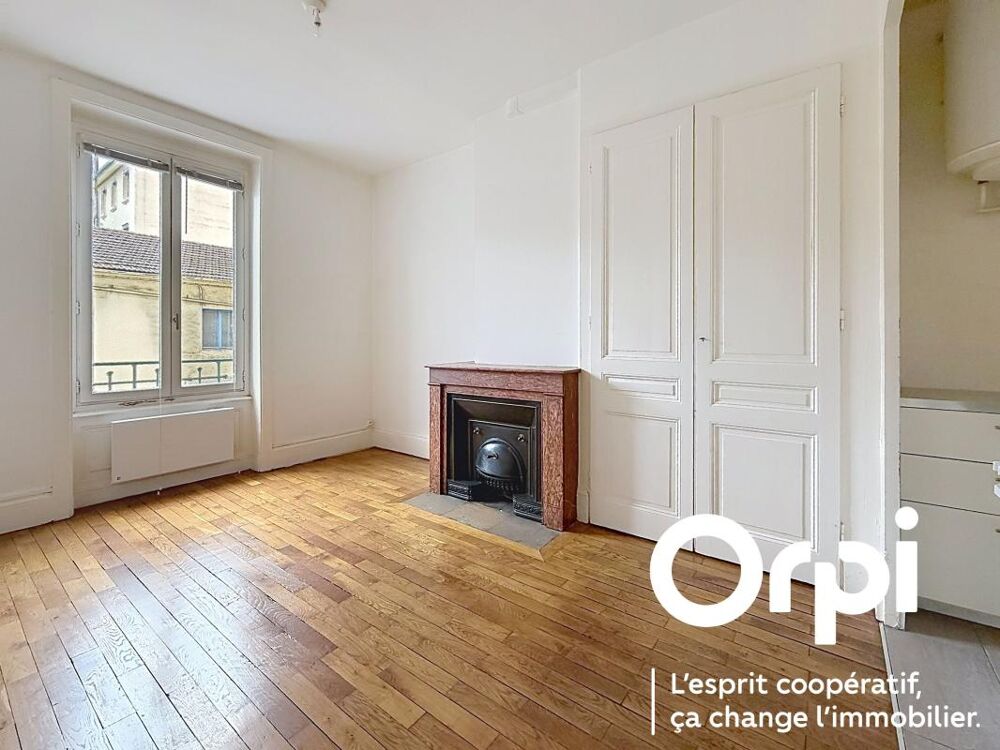 Dans bel ancien T2 de 45m²