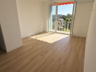 Vente Appartement Appartement rénové de type 4 au dernier étage d'une copropriété securisée Toulon