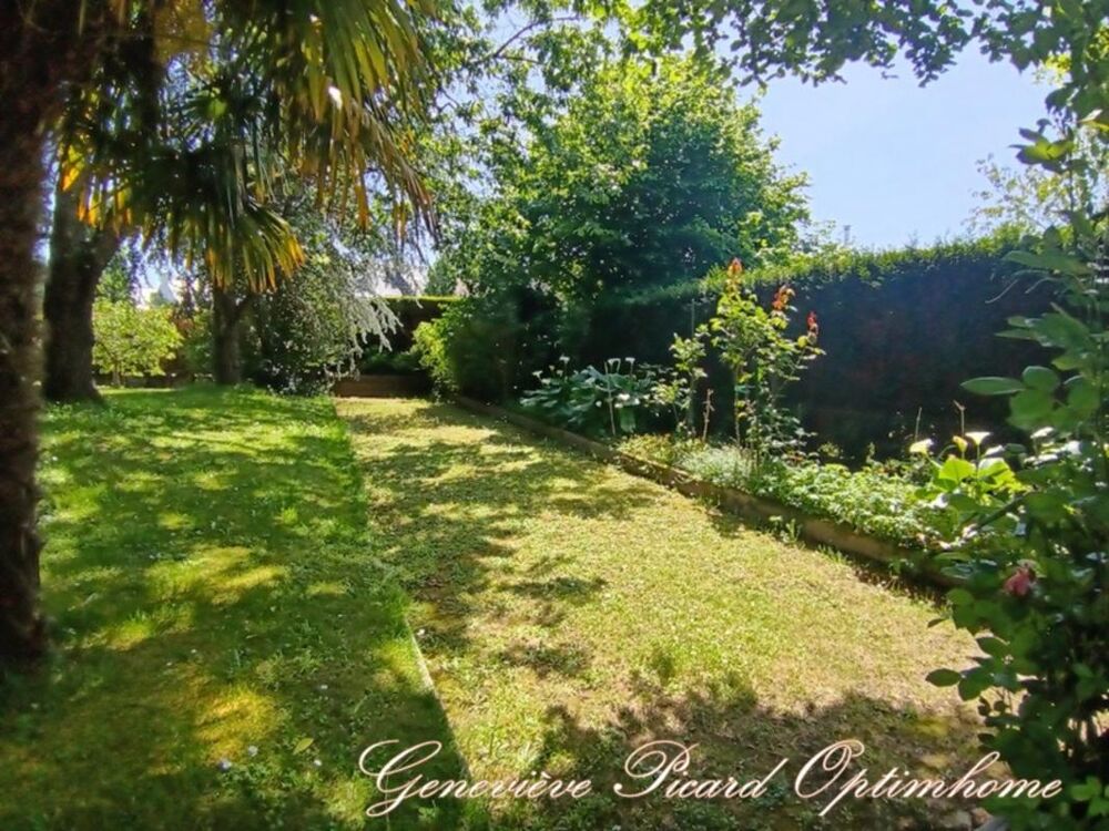 Vente Maison Propriété à vendre à Pontivy : Maison de 165 m2 environ sur 2000 m2 de jardin paysagé proche centre-ville et de ses commerces Pontivy