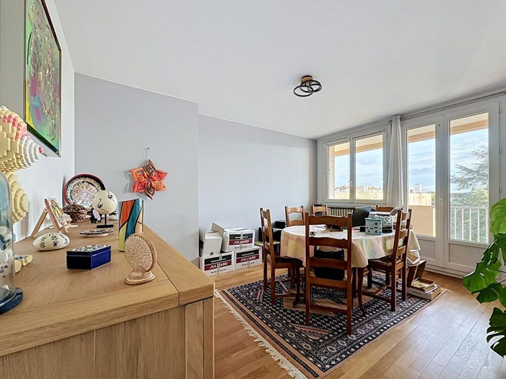 Vente Appartement BRON, Appartement lumineux au dernier étage avec balcon plein sud, loggia et cave Bron