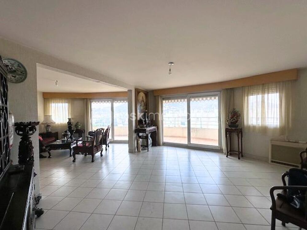 Appartement spacieux de 106 m2 avec vue panoramique sur la ville de Hyères, les collines, et la mer
