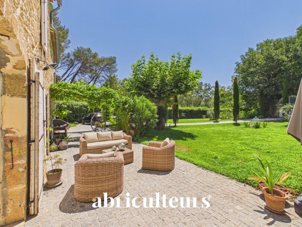 Mas provençal rénové de 249 m² avec dépendance en vente à Grans (13450)