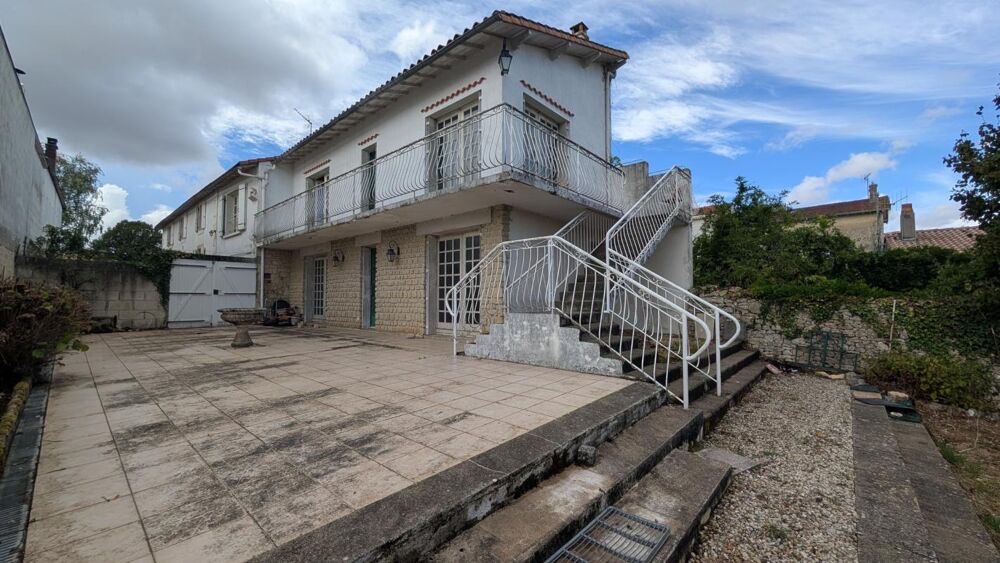 Maison atypique à retaper à Saint-Gelais  90 m² Terrain 600 m² 3 chambres