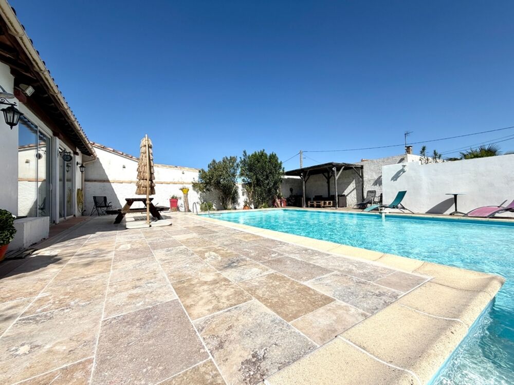 Propriété avec rendement locatif, piscine et garage