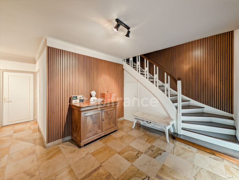 A vendre à 5 mn de Chalon-Sur-Saône (71) cette villa authentique de 189 m² 7 pièces 5 chambres 1 bureau et terrain de 2310 m²