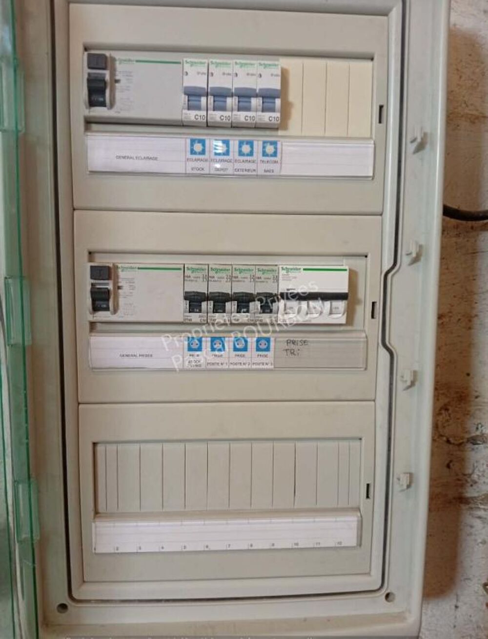Vente Parking/Garage Hangar de 200m² et deux bureaux extérieurs à Limoux sur 1000m² Limoux