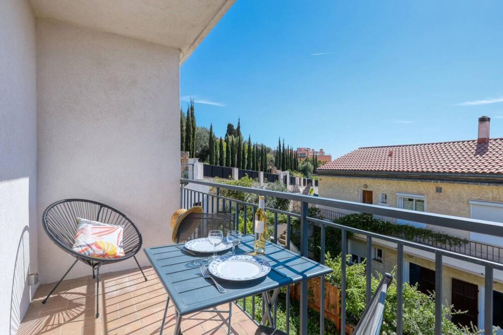 Studio rénové avec terrasse à vendre- Centre-ville Lavandou- Plage et commerces à pied
