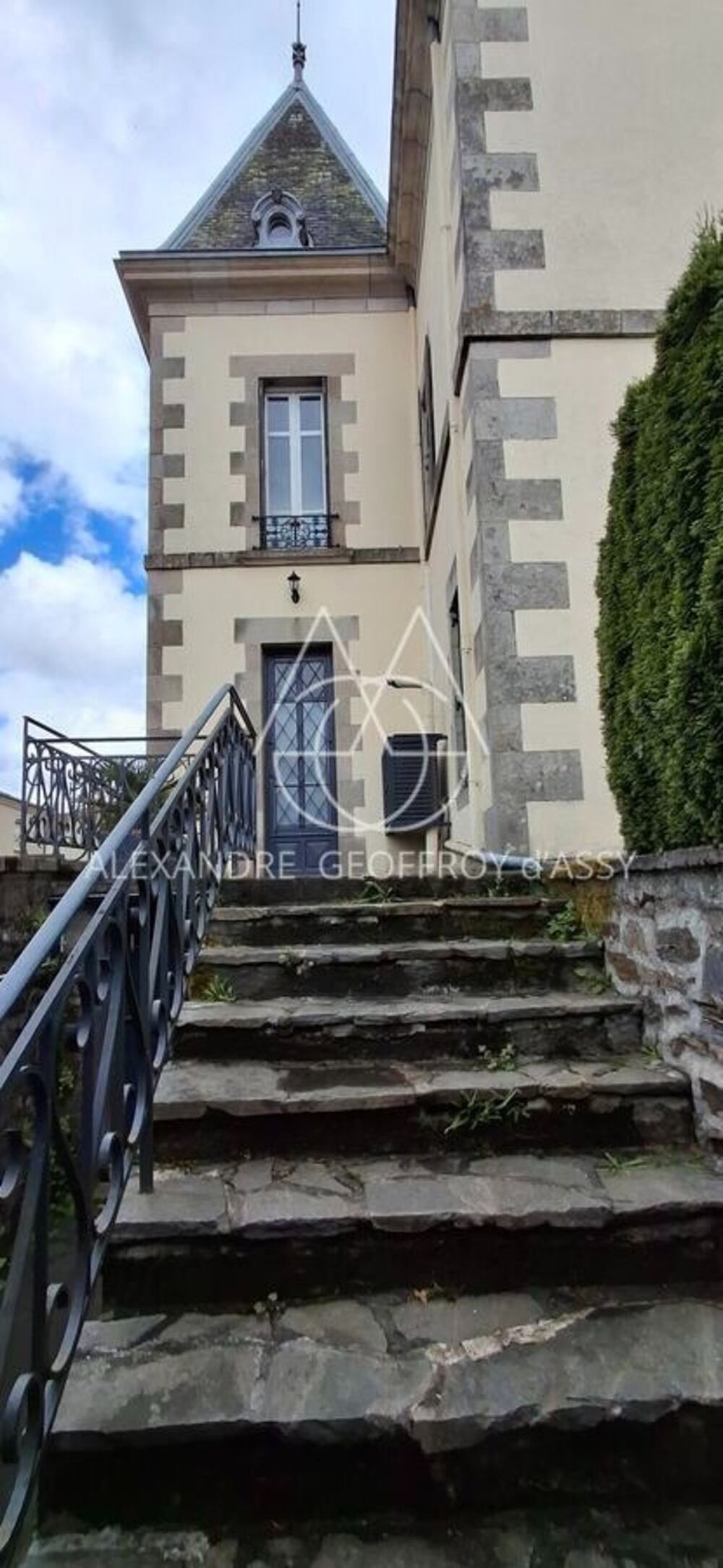 Maison à vendre 11 pièces a 305 min de Limoges. Venez avec votre brosse à dents