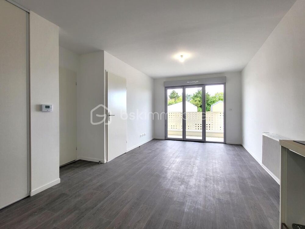 Appartement récent 2 pièces, parkings, balcon