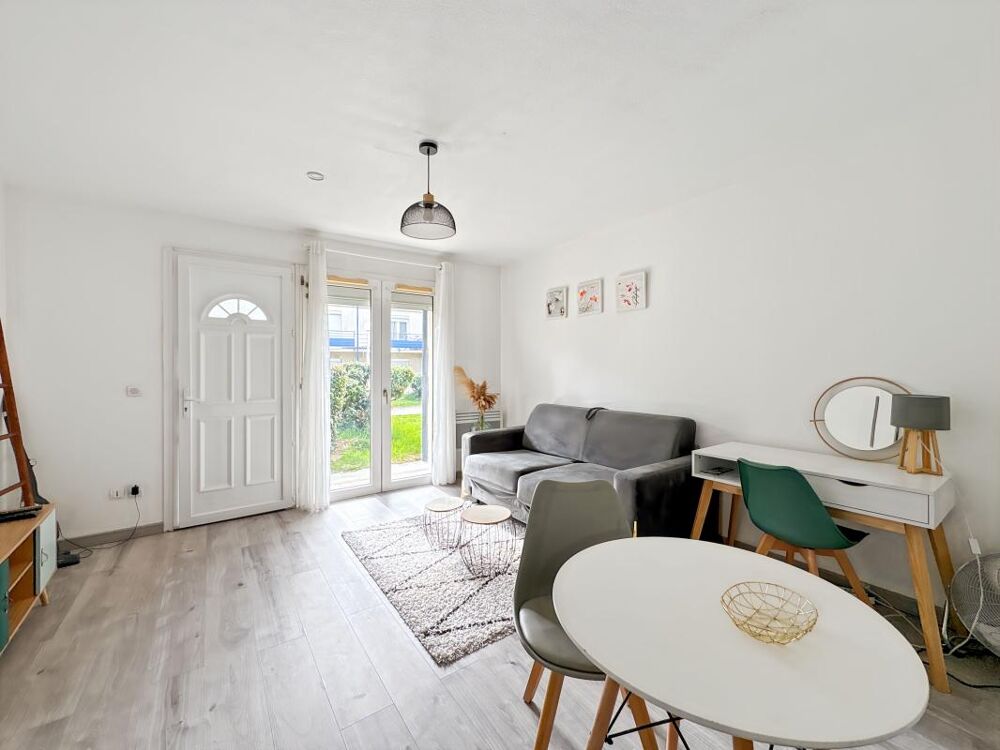 À Vendre  Studio VENDU LIBRE avec Stationnement dans résidence sécurisée