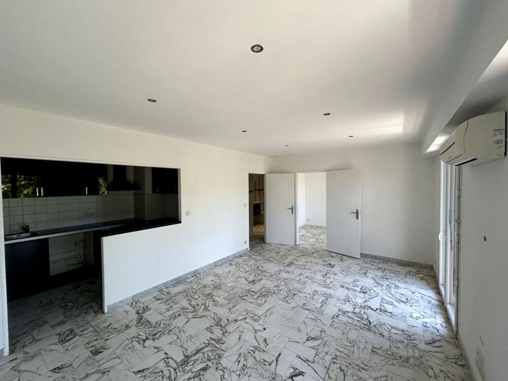 Appartement 2 pièces avec balcon, cave et stationnement dans la résidence, en plein centre-ville