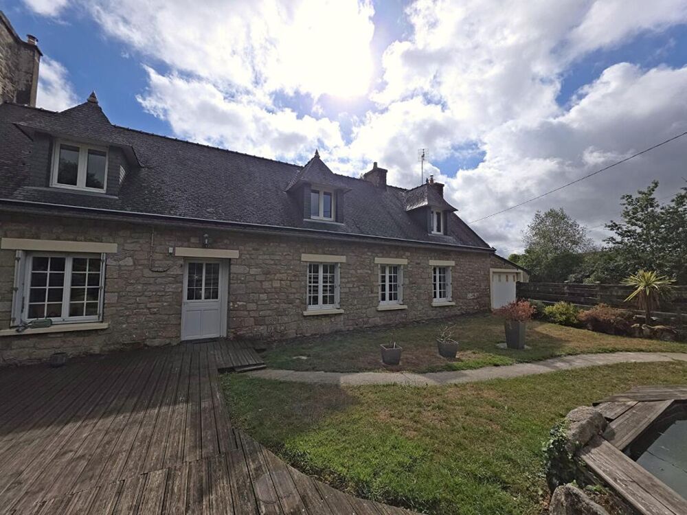 Longère en pierre de 140 m², terrasse de 54 m² et 4,56 hectares · Ploërdut