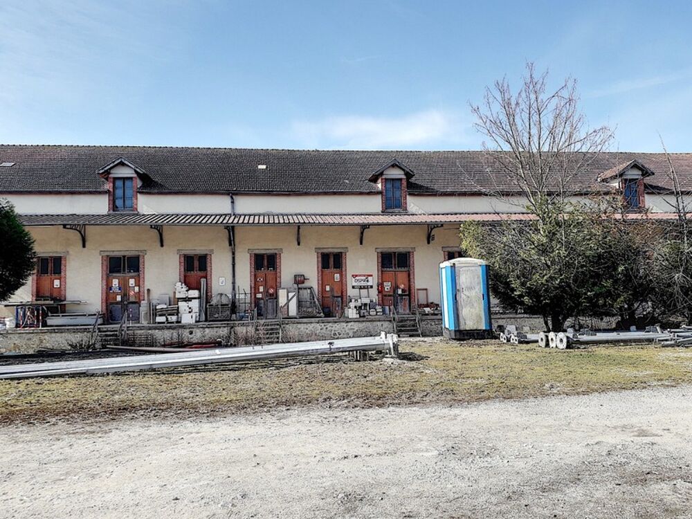   4 200 m² de bâtiments sur plus de 11 600 m2 de terrain. PROVINS(77) Provins
