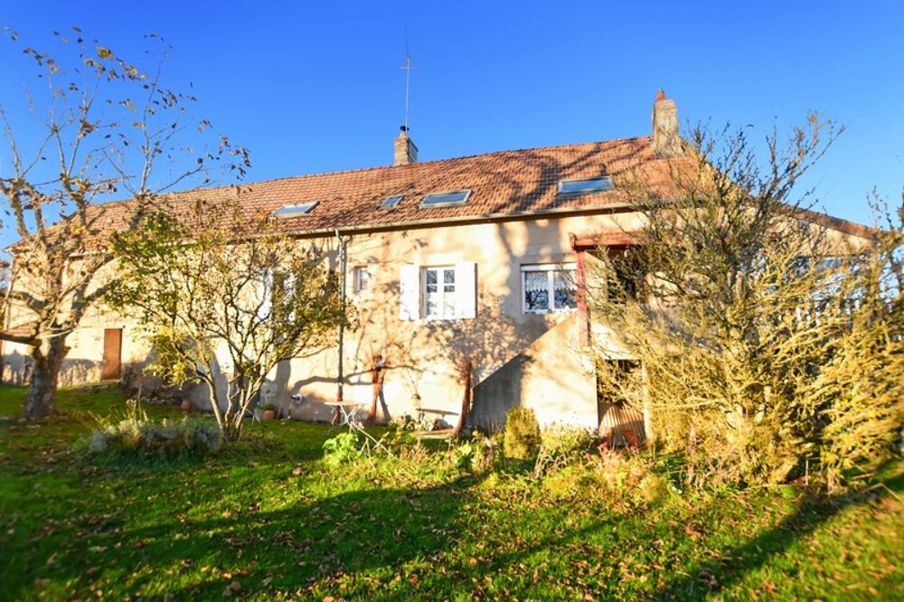 Longère de 136 m2 avec 6900 m2 de terrain, dépendances à Saint emiland