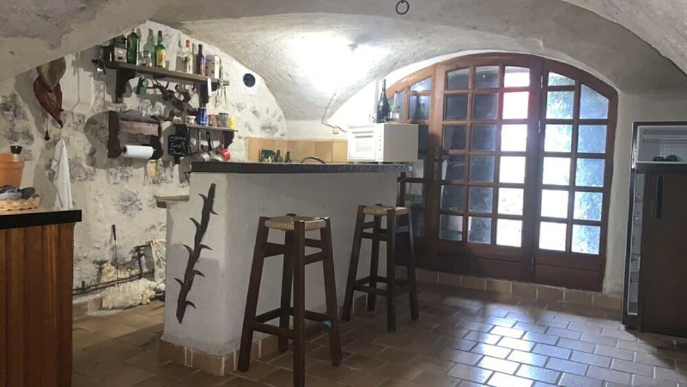 Maison de village à rénover  Plein centre  80 m² au sol / 57 m² Carrez  Jardinet + Cave