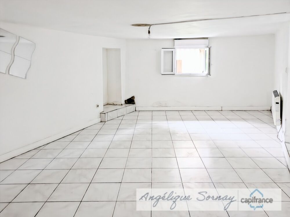 ? EXCLUSIVITÉ  Maison mitoyenne à fort potentiel de 229 m² sur 3 niveaux avec garage  Sellières