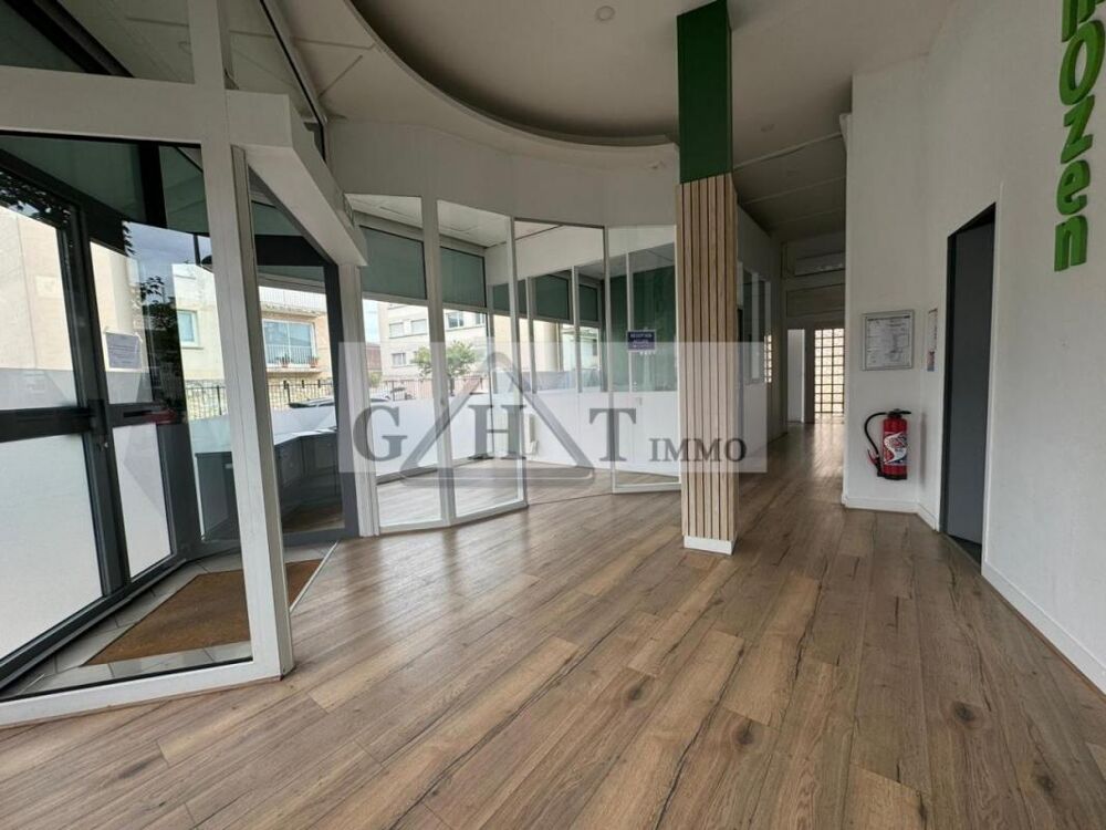   BOUTIQUE D'ANGLE 110M2 A VENDRE CRETEIL VILLAGE 