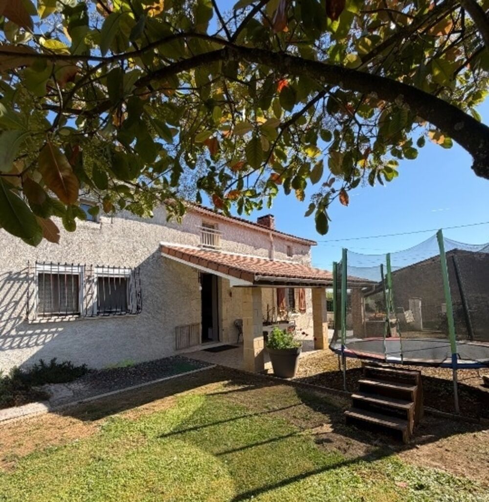 Cellefrouin. Maison 135 m² avec garage et véranda sur terrain de 12775 m²