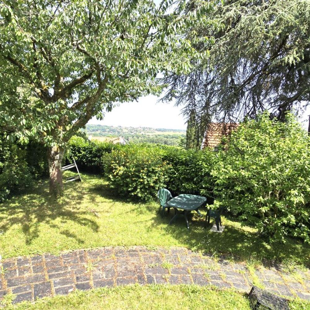 Charme traditionnel et beaux volumes pour cette maison familiale à flanc de coteaux