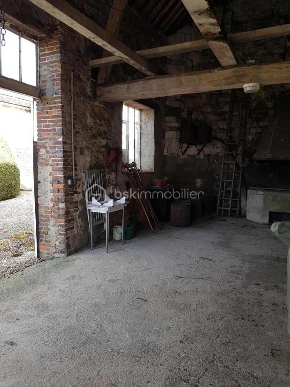 Charmante maison de caractère avec dépendances, cave, cour et jardin  fort potentiel !