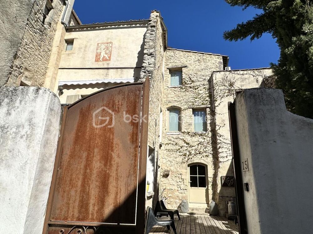 Grande maison en pierre avec bassin