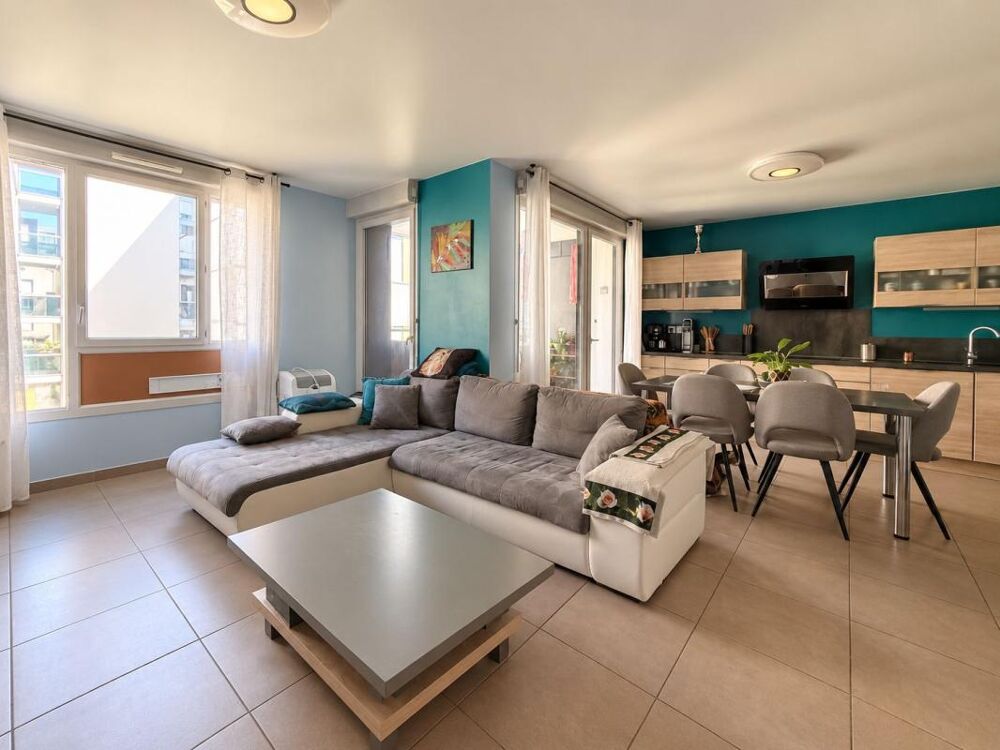 T4 récent avec balcon  Proche métro Mermoz