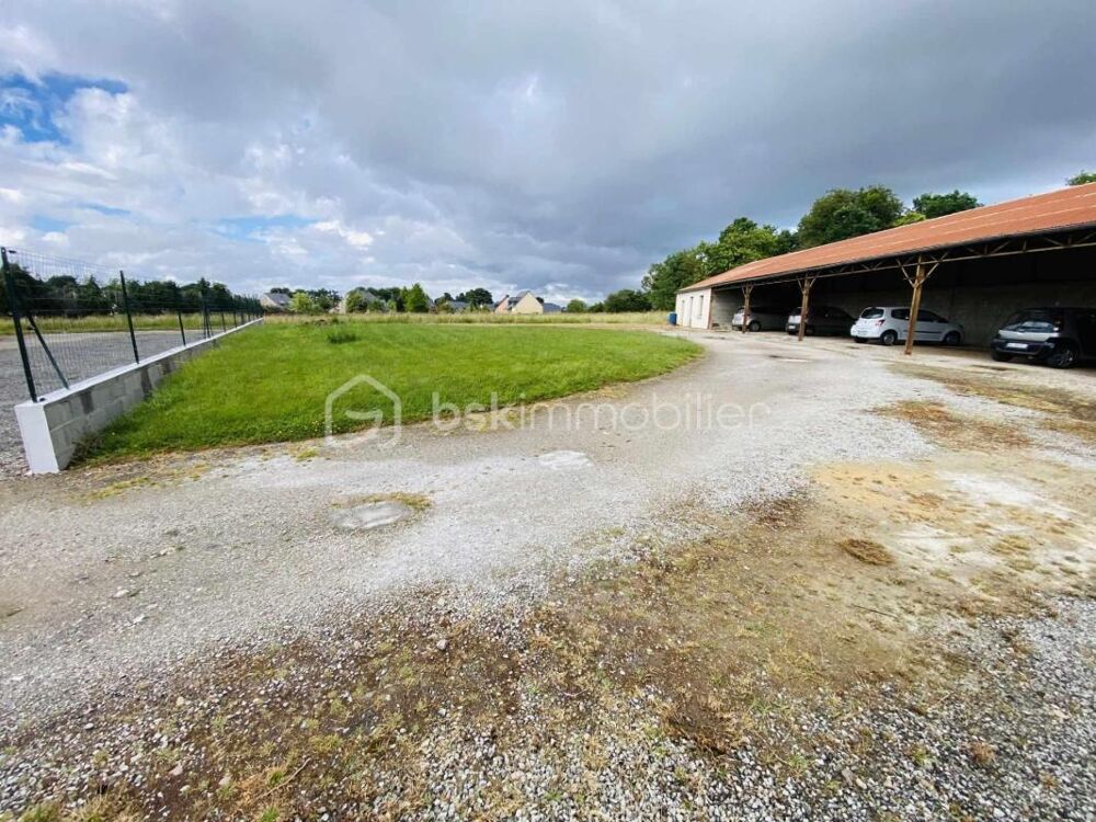 Vente Terrain Terrain Constructible de 1050 M² avec 8 Garages ouverts et 3 Locaux Fermés d'environ 268 M²  (Plein Bourg) Guilliers