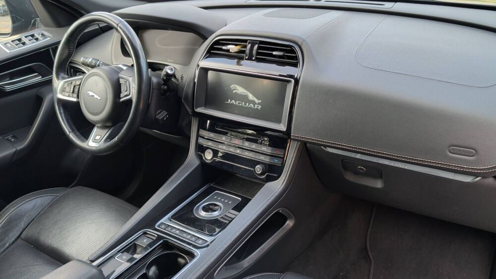 F-PACE 2.0 180 AWD R-Sport - Entretien constructeur Toit ouvrant 2017 occasion 20200 Bastia
