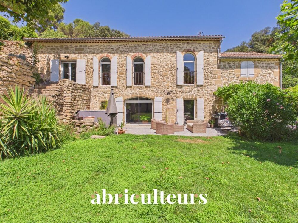 Mas provençal rénové de 249 m² avec dépendance en vente à Grans (13450)