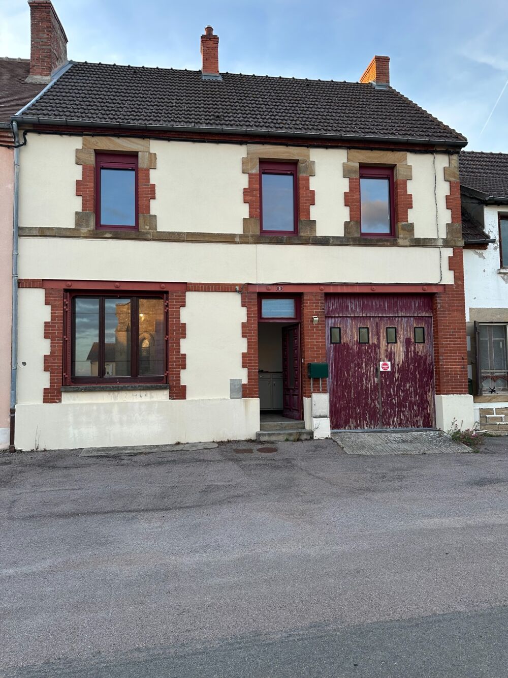 Vente Maison TRONGET (03)Maison au cœur du village – salon ,3 chambres, garage et jardin Tronget